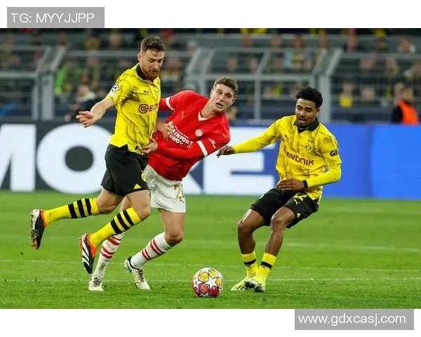 欧冠激战：那不勒斯与多特蒙德鏖战成平局绝杀时刻引发全场沸腾