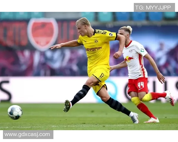 意甲大战：多特蒙德5-1莱比锡争议判罚引发全场热议